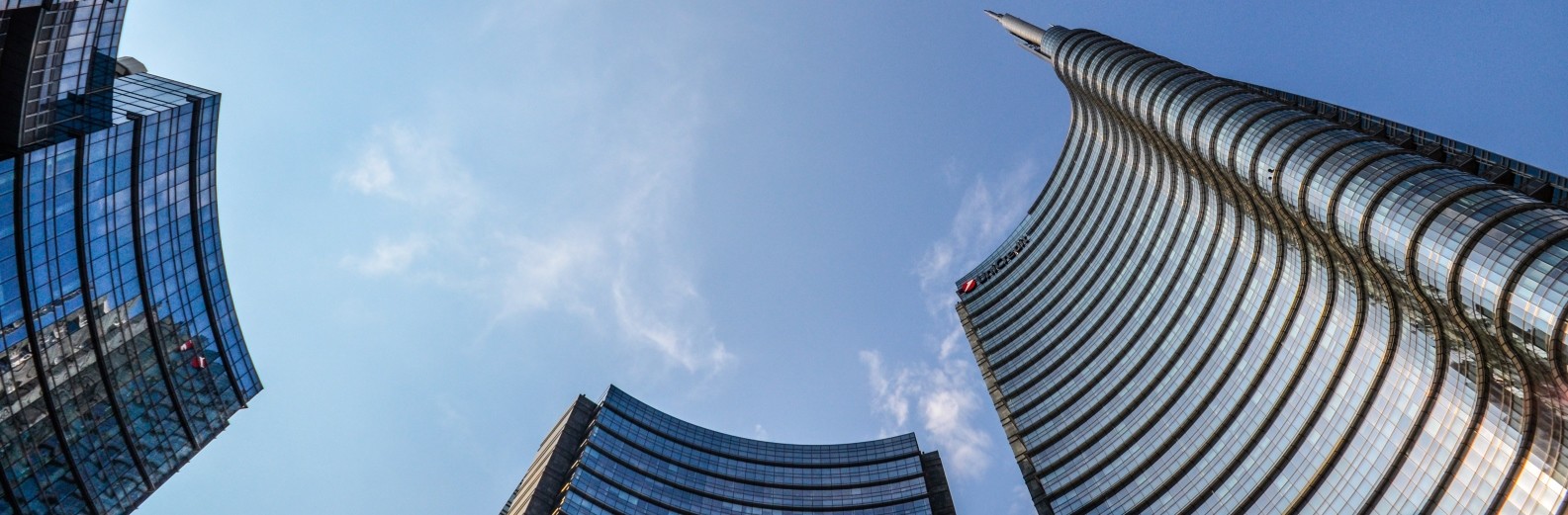 UNICREDIT SEMPRE PIÙ VICINA A COMMERZBANK, MA PRIMA DEVE RACCOGLIERE CAPITALI E CAMBIARE PELLE